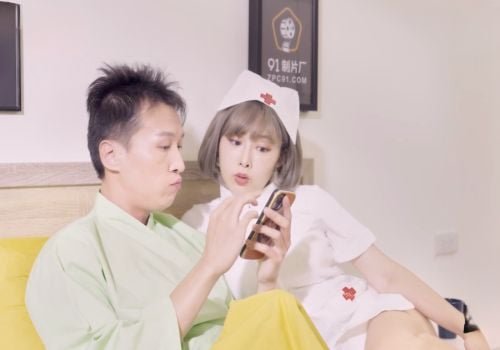 Y tá Li Nana xoạc nhau để bệnh nhân khỏi bệnh nhanh hơn
